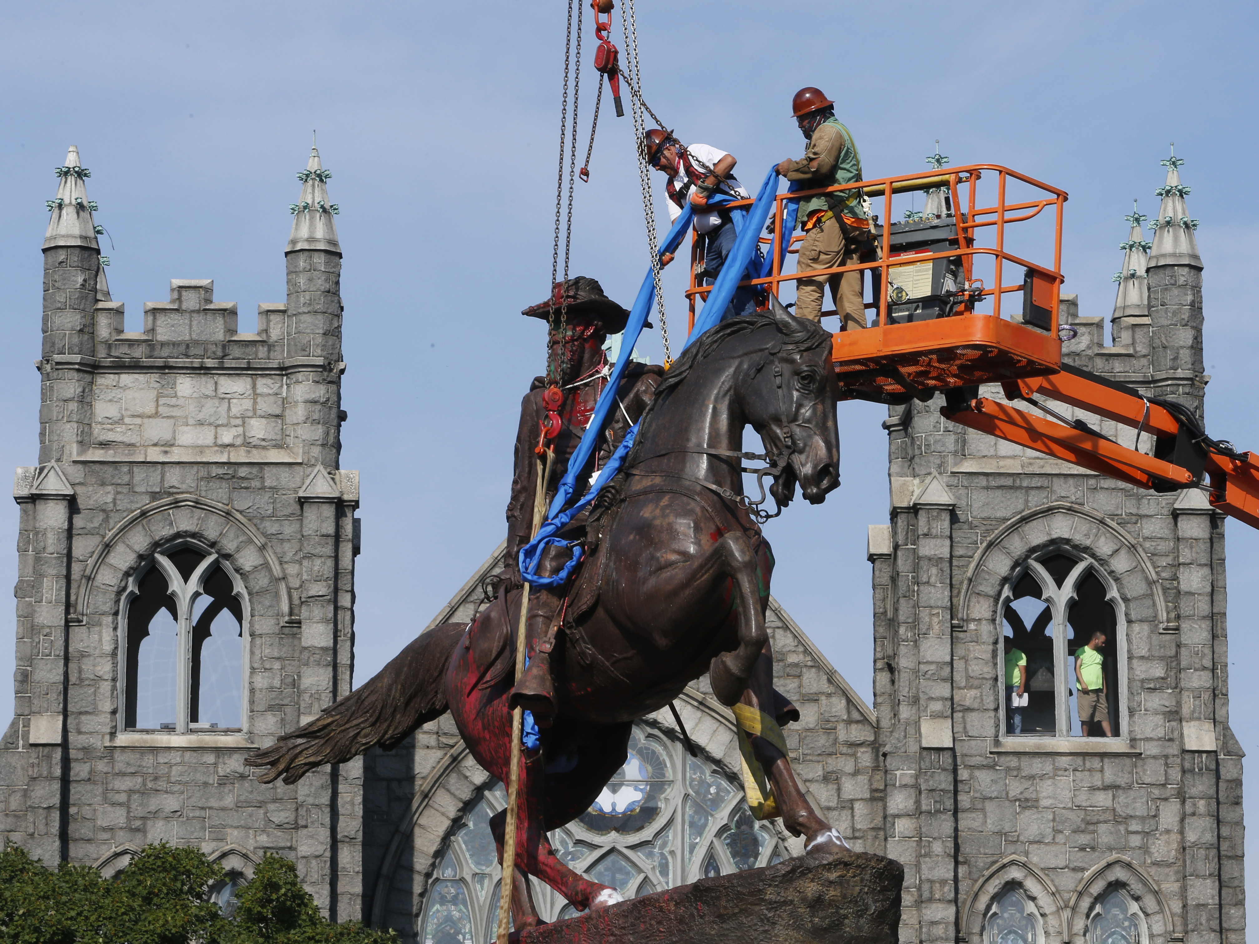 Confederate Monument Removed.Pic