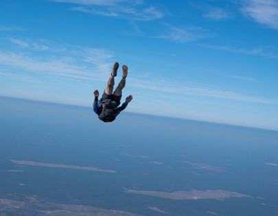 Example of ergodic process with 100% consistency of outcome. Picture of a sky diver.